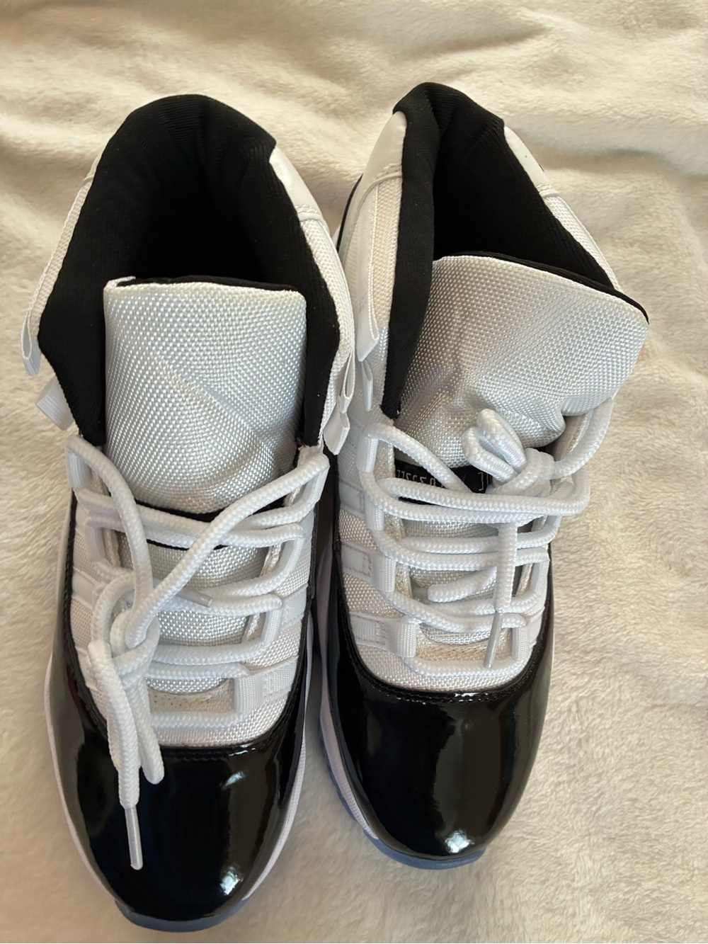 Men's Black & White Low-Top Athletic Sneakers 8.5